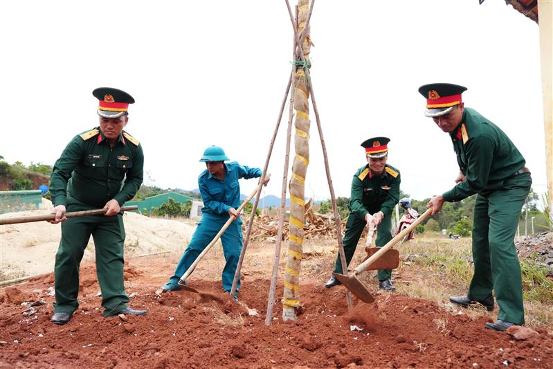 Các đồng chí lãnh đạo huyện trồng cây xanh tại trụ sở Công an xã Lộc Bắc