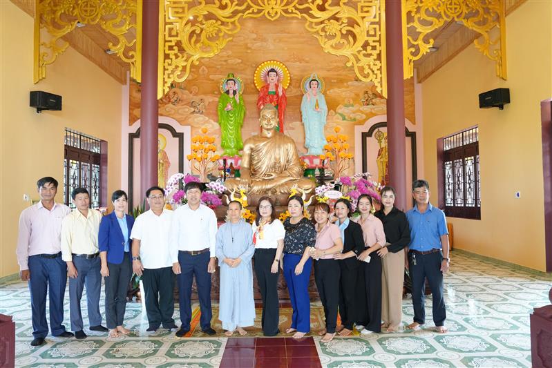 Đồng chí Hoàng Ngọc Khuyên - Trưởng Ban Tuyên giáo và Dân vận Huyện uỷ cùng đoàn công tác thăm, tặng hoa chúc mừng Chùa Pháp Hoa (xã Lộc Đức)
