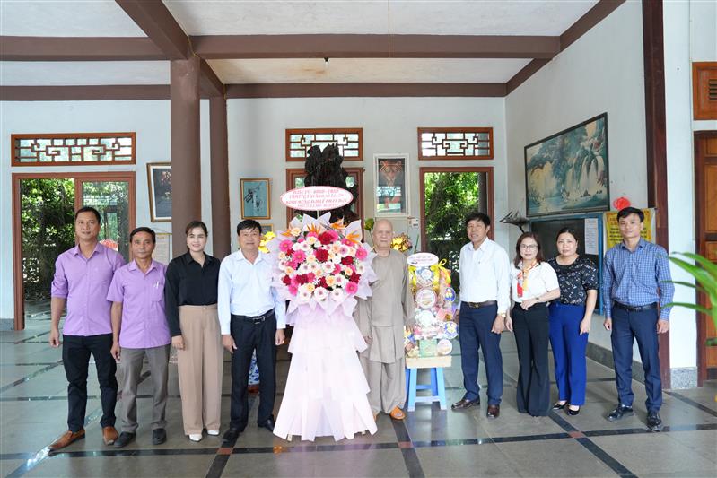 Đồng chí Hoàng Ngọc Khuyên - Trưởng Ban Tuyên giáo và Dân vận Huyện uỷ cùng đoàn công tác thăm, tặng hoa chúc mừng Chùa An Lạc (xã Lộc An)