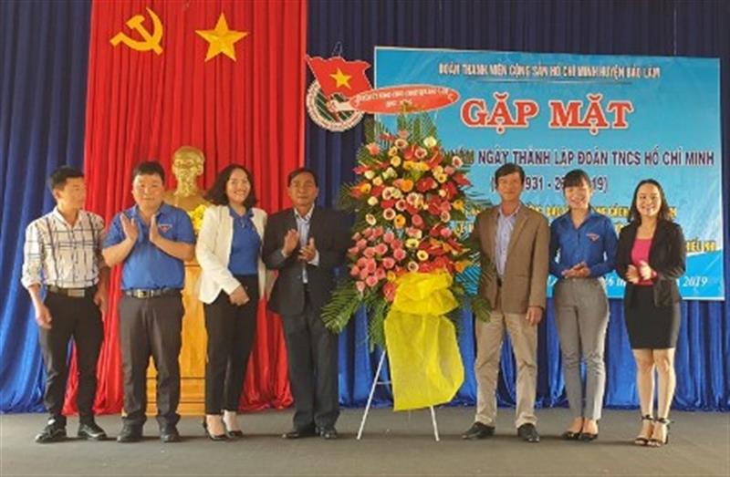 Lãnh đạo Huyện ủy Bảo Lâm tặng lãng hoa chúc mừng