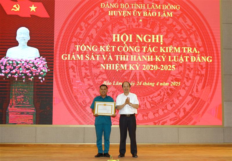 Trao bằng khen của Ban Thường vụ Tỉnh ủy cho Chi bộ Quân sự của Đảng ủy cơ sở thị trấn Lộc Thắng 5 năm liền Hoàn thành xuất sắc nhiệm vụ (2020 - 2024)