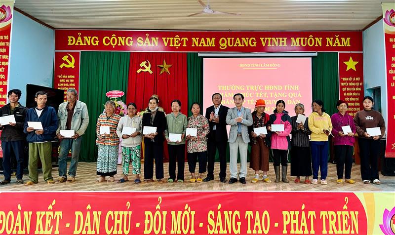 Tặng 15 suất quà cho các hộ nghèo, hộ có hoàn cảnh khó khăn, gia đình chính sách trên địa bàn xã Lộc Bắc