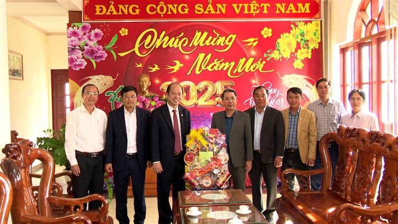 Đồng chí Ngô Văn Ninh - Phó Bí thư Thành uỷ - Chủ tịch UBND Thành phố Bảo Lộc chúc tết, tặng quà Đảng bộ, chính quyền huyện Bảo Lâm