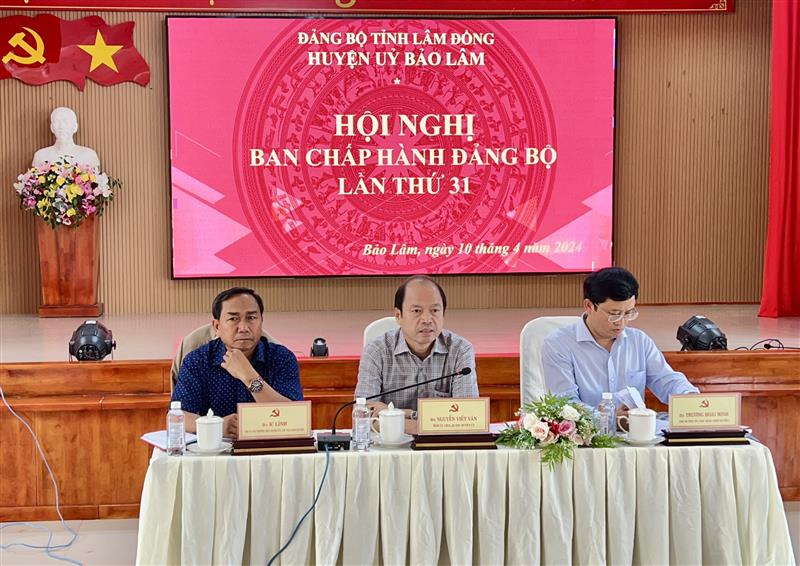 Đ/c Nguyễn Viết Vân – TUV – Bí thư Huyện uỷ (giữa), đ/c K'Lình - Phó Bí thư Thường trực Huyện uỷ, Chủ tịch HĐND huyện (bên trái) và đ/c Trương Hoài Minh - Phó Bí thư Huyện uỷ, Chủ tịch UBND huyện chủ trì HN