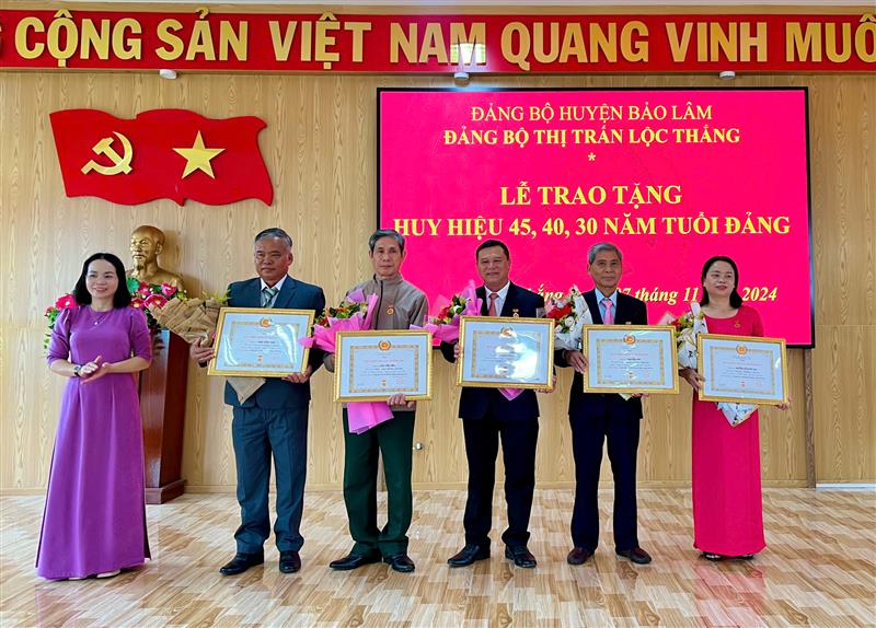 Trao huy hiệu 45 năm, 40 năm và 30 năm tuổi Đảng cho các Đảng viên