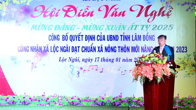 Đồng chí Bùi Văn Thức - Chủ tịch UBND xã Lộc Ngãi báo cáo kết quả xây dựng xã Nông thôn mới nâng cao