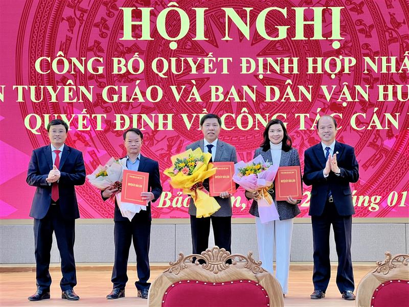 Trao quyết định bổ nhiệm và tặng hoa chúc mừng các đồng chí Trưởng, các Phó trưởng Ban Tuyên giáo và Dân vận Huyện ủy