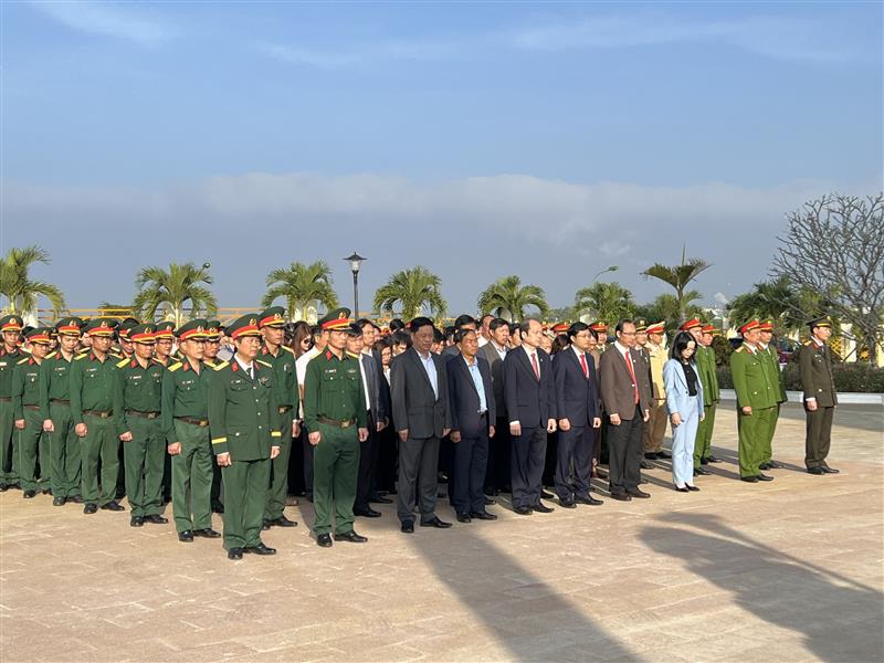 Huyện uỷ, HĐND, UBND, Uỷ ban MTTQ Việt Nam huyện Bảo Lâm viếng đài tưởng niệm liệt sĩ