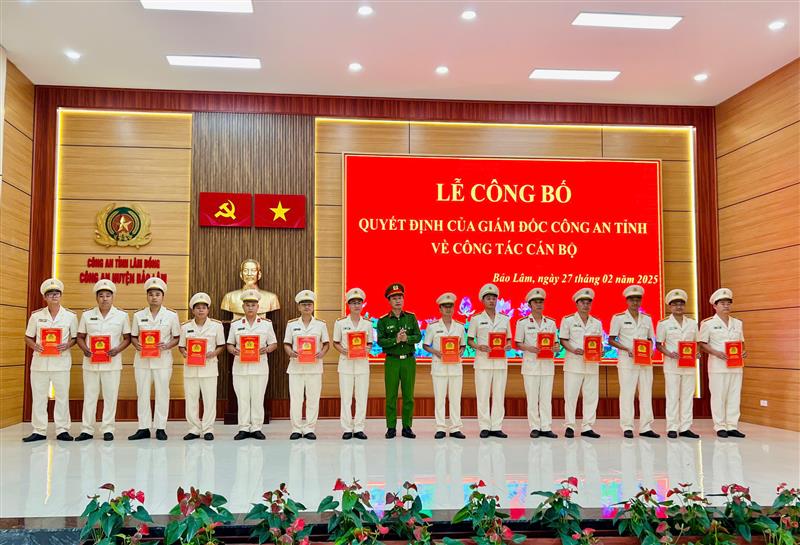 Đại tá Bùi Đức Thịnh - Phó Giám đốc Công an tỉnh trao các quyết định điều động, bổ nhiệm cho các cán bộ là chỉ huy các đội nghiệp vụ Công an huyện Bảo Lâm