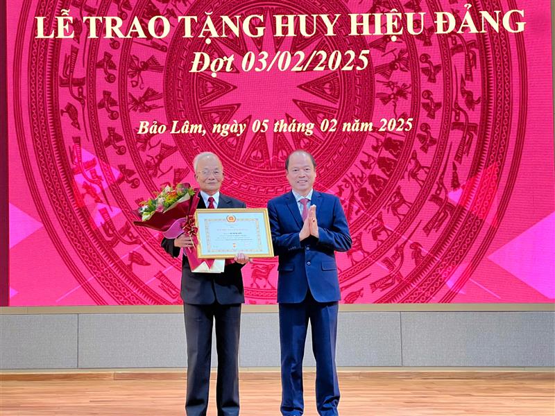 Đồng chí Nguyễn Viết Vân - Tỉnh uỷ viên - Bí thư Huyện uỷ trao huy hiệu 50 năm tuổi Đảng cho đảng viên Hà Trung Hiếu