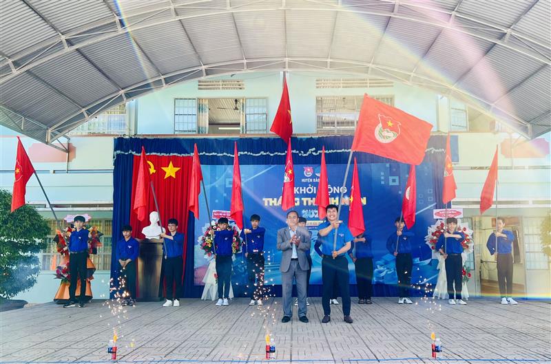 Đồng chí K'Lình - Phó Bí thư Thường trực Huyện ủy, Chủ tịch HĐND huyện trao cờ đoàn cho tuổi trẻ huyện nhà ra quân Tháng Thanh niên năm 2025