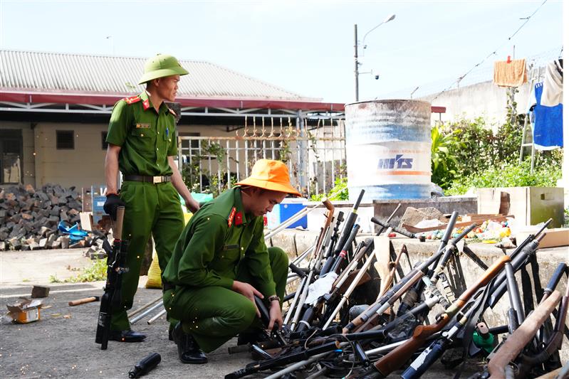 Trong số lượng lớn vũ khí, vật liệu nổ, công cụ hỗ trợ được Công an huyện Bảo Lâm tiêu hủy có tới 58 khẩu súng các loại