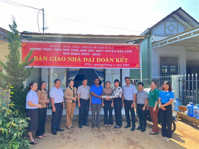 Lãnh đạo cấp uỷ, chính quyền địa phương trao tiền hỗ trợ cho gia đình ông K’Trường