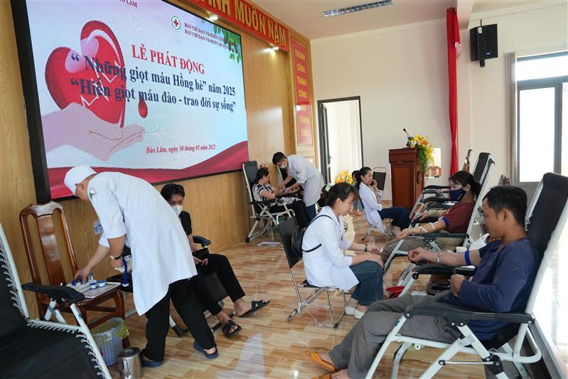 Đông đảo cán bộ, công nhân viên chức tham gia hiến máu
