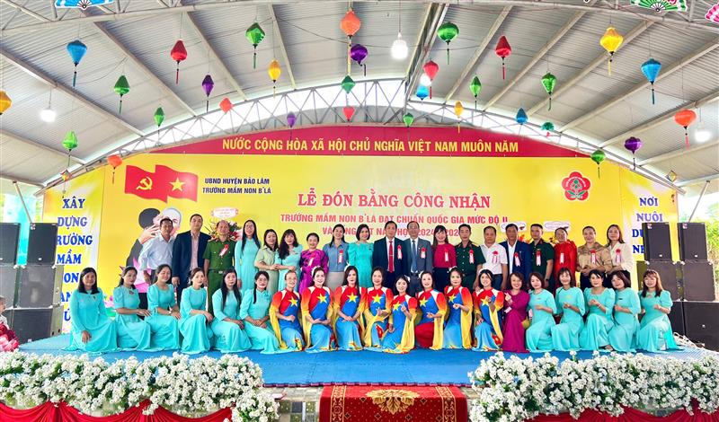Đại biểu chụp ảnh lưu niệm