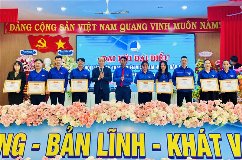 Lãnh đạo Huyện ủy và tỉnh đoàn trao giấy khen thưởng cho các cá nhân, tập thể có  thành tích trong công tác Hội và phong trào thanh niên