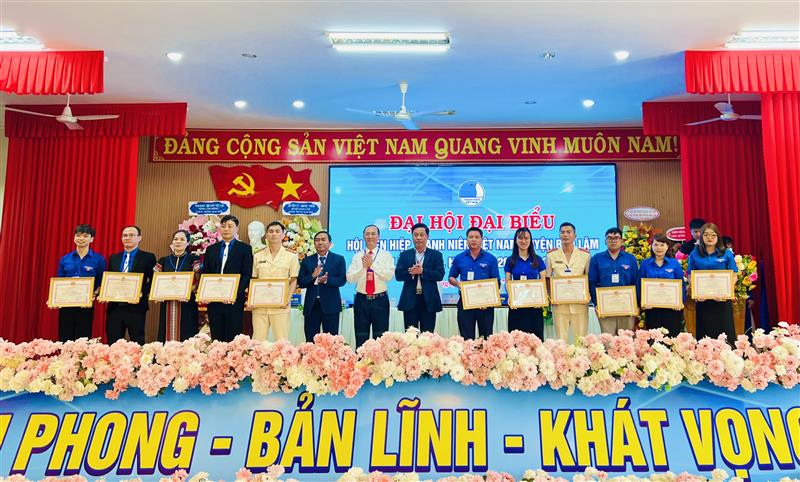 Lãnh đạo Huyện  trao giấy khen thưởng cho các cá nhân, tập thể có thành tích trong công tác Hội và phong trào thanh niên