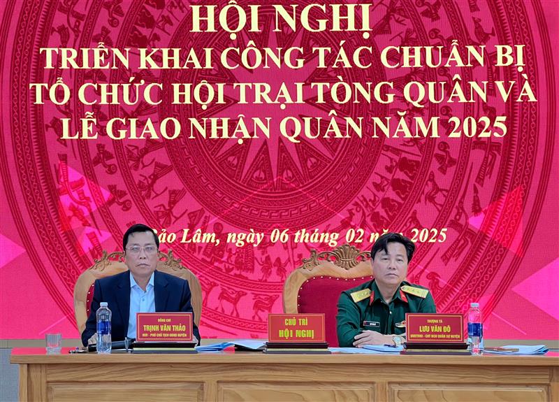 Đồng chí Trịnh Văn Thảo - Phó Chủ tịch UBND huyện và đồng chí Thượng tá Lưu Văn Đô - Chỉ huy trưởng Ban chỉ huy Quân sự huyện chủ trì hội nghị