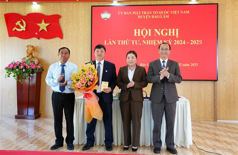 Lãnh đạo huyện tặng hoa chúc mừng đồng chí Nguyễn Đình Bình, Chủ tịch Uỷ ban MTTQ Việt Nam huyện 