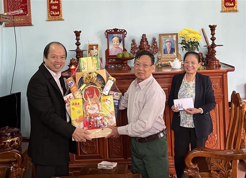 Đ/c Nguyễn Viết Vân- Tỉnh ủy viên, Bí thư Huyện ủy tặng quà cho gia đình thương binh Hồ Sĩ Cương Lộc Thắng