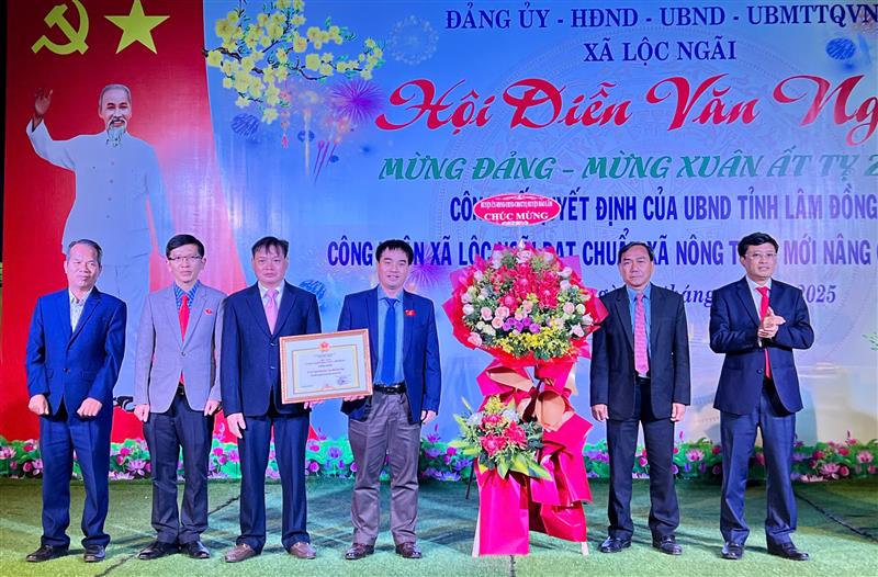 Lãnh đạo huyện Bảo Lâm trao danh hiệu xã đạt chuẩn Nông thôn mới nâng cao năm 2023 cho Đảng bộ, chính quyền và nhân dân xã Lộc Ngãi