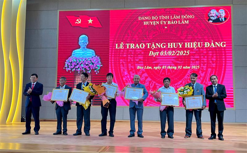 Trao huy hiệu 45 năm tuổi Đảng cho các đảng viên