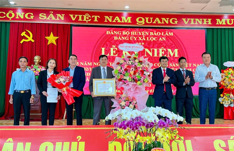 Đồng chí Trương Hoài Minh - Phó Bí thư Huyện uỷ - Chủ tịch UBND huyện Bảo Lâm trao bằng công nhận xã Lộc An đạt chuẩn NTM kiểu mẫu về môi trường năm 2023