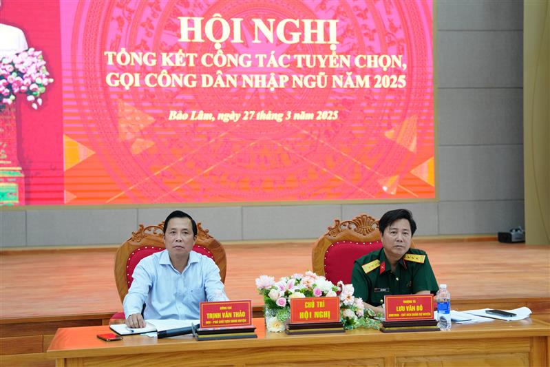 Chủ trì hội nghị: đồng chí Trịnh Văn Thảo - Phó Chủ tịch UBND huyện và đồng chí Thượng tá Lưu Văn Đô - Chỉ huy trưởng Ban chỉ huy Quân sự huyện