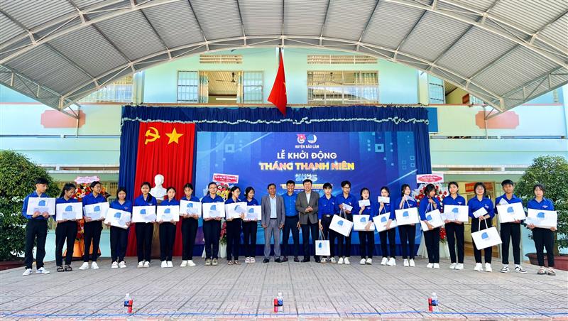 Tặng học bổng cho các em học sinh có hoàn cảnh khó khăn