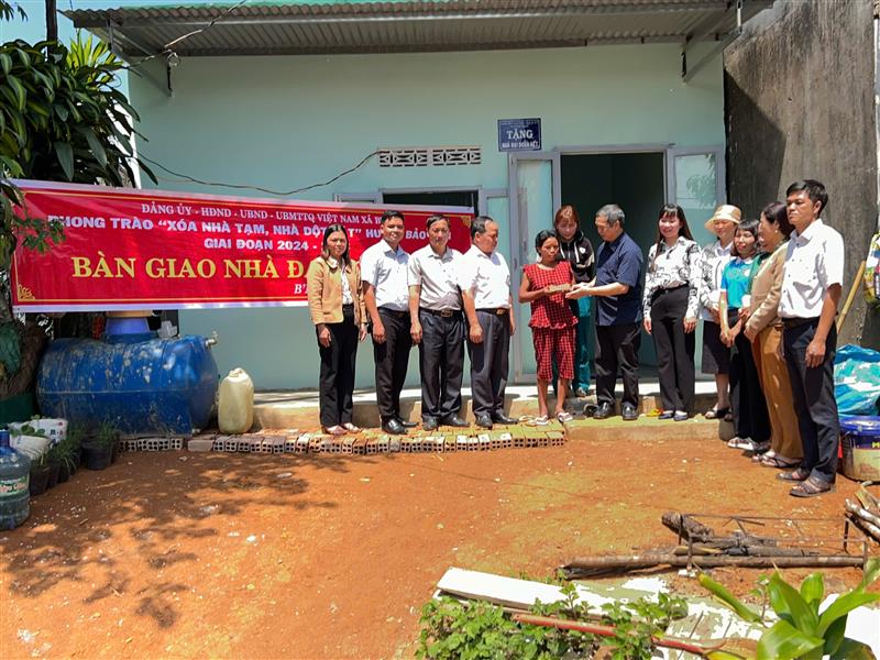 Mạnh thường quân trao tiền hỗ trợ cho gia đình bà Ka Xuân