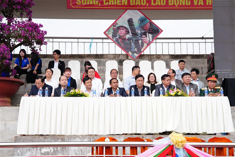 Đại biểu tham dự buổi lễ