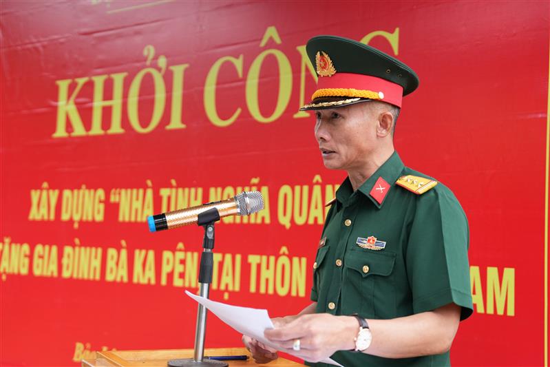 Thượng tá Trần Hữu Linh, Phó Chủ nhiệm Chính trị Bộ Chỉ huy Quân sự tỉnh Lâm Đồng phát biểu tại Lễ khởi công