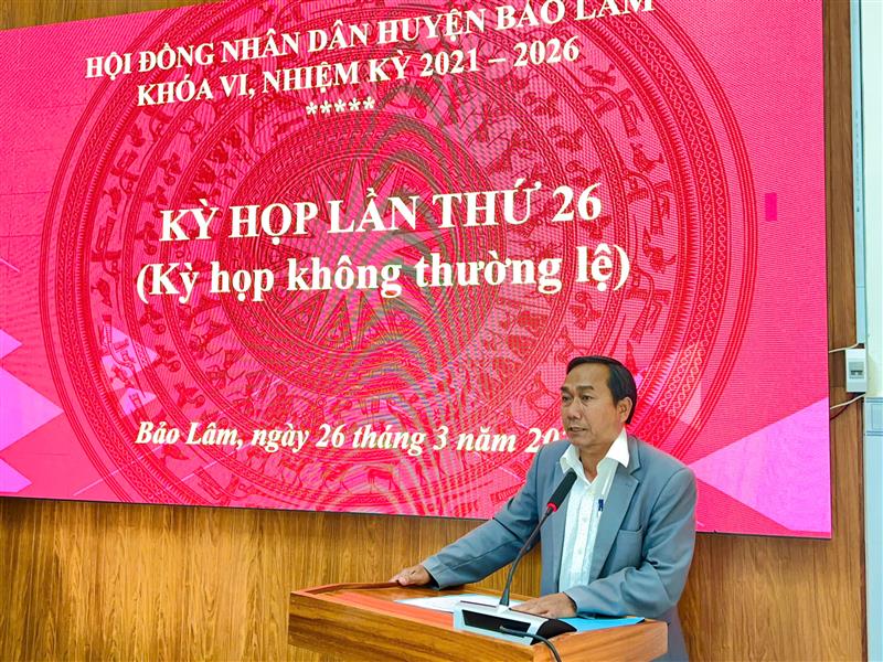 Ông K’Lình - Phó Bí thư Thường trực Huyện uỷ - Chủ tịch HĐND huyện phát biểu khai mạc kỳ họp