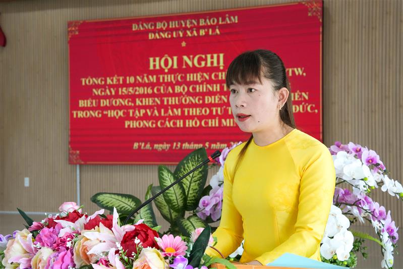Đồng chí Hoàng Thị Mỹ Hằng - Bí thư Đảng uỷ xã B’Lá báo cáo kết quả 10 năm thực hiện Chỉ thị số 05 của Bộ Chính trị về đẩy mạnh học tập và làm theo tư tưởng, đạo đức, phong cách Hồ Chí Minh trên địa bàn xã