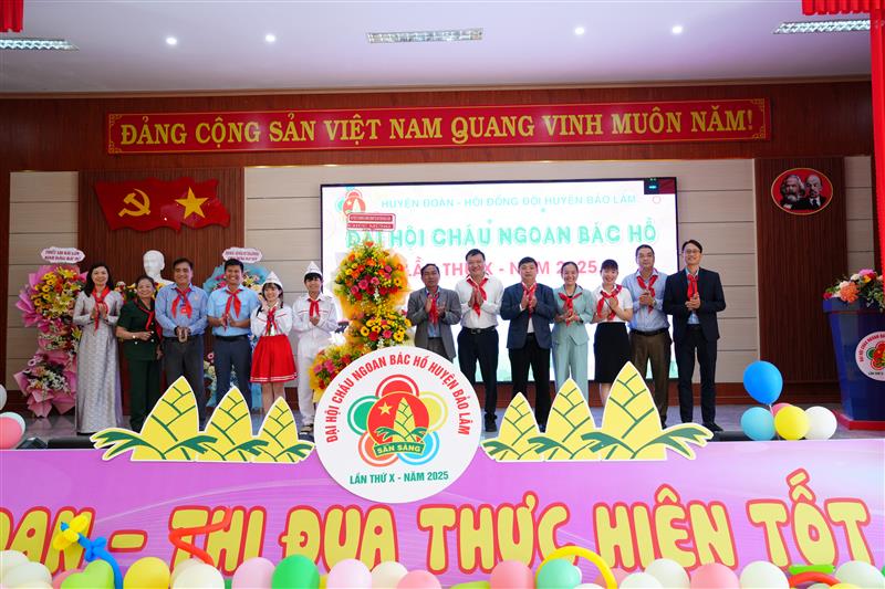 Lãnh đạo huyện tặng hoa chúc mừng Đại hội