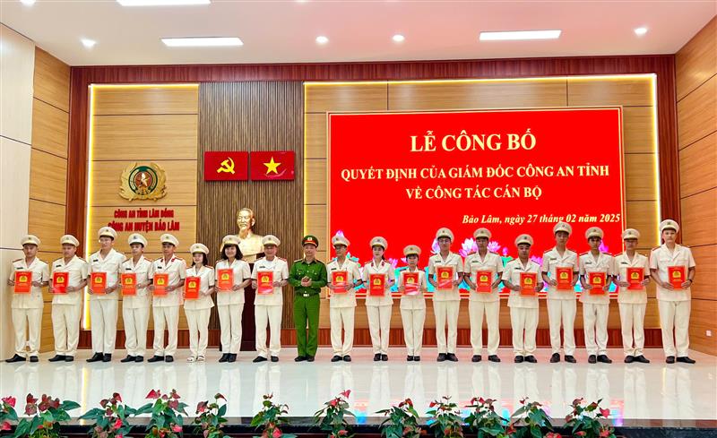 Thượng tá Đậu Xuân Bảo – Trưởng Công an huyện trao các quyết định điều động cho cán bộ Công an huyện
