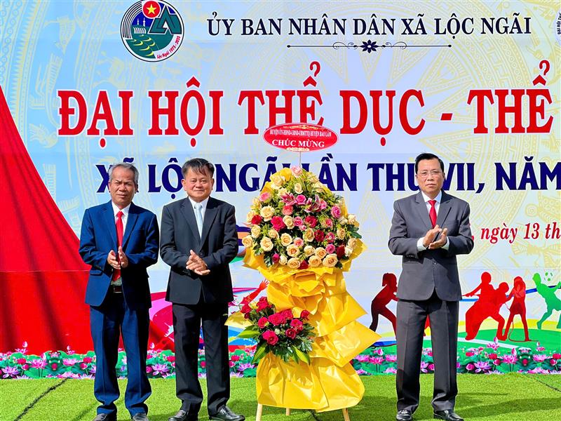 Ông Trịnh Văn Thảo – Phó Chủ tịch UBND huyện tặng hoa chúc mừng Đại hội