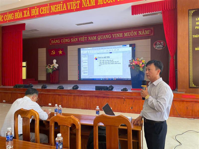Đại diện Phòng Nông nghiệp và Môi trường truyền đạt các chuyên đề