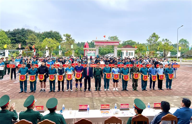 Tặng cờ lưu niệm cho các đơn vị tham gia Ngày hội