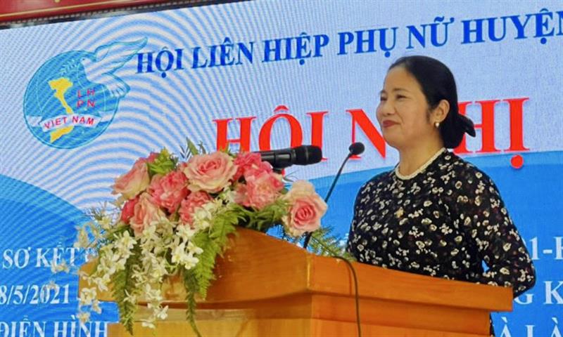 Đồng chí Phạm Thị Ánh Tuyết –Chủ tịch Hội LHPN tỉnh Lâm Đồng phát biểu tại hội nghị