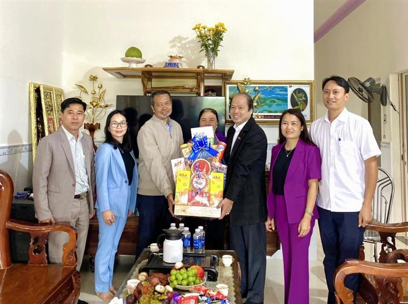 Đ/c Nguyễn Viết Vân- Tỉnh ủy viên, Bí thư Huyện ủy và các thành viên trong đoàn tặng quà tại Lộc Thắng