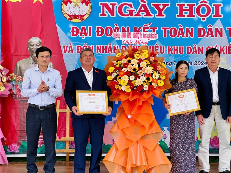 Cán bộ, Nhân dân thôn 1, xã Lộc An nhận Quyết định công nhận Khu dân cư kiểu mẫu và Bằng khen của Ủy ban MTTQ Việt Nam tỉnh Lâm Đồng trao tặng