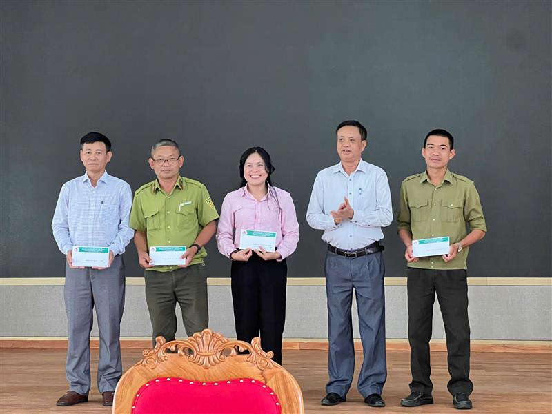 Các cá nhân, tập thể được khen thưởng vì có nhiều thành tích trong triển khai thực hiện “Tháng cao điểm chung tay vì người nghèo” năm 2025