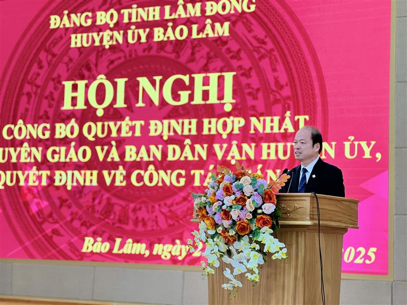 Đồng chí Nguyễn Viết Vân – Tỉnh uỷ viên – Bí thư Huyện uỷ phát biểu giao nhiệm vụ