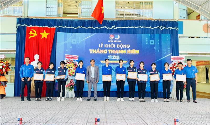 Khen thưởng thiếu nhi có thành tích xuất sắc trong cuộc thi vẽ tranh cổ động chào mừng Đại hội Đảng các cấp nhiệm kỳ 2025 – 2030