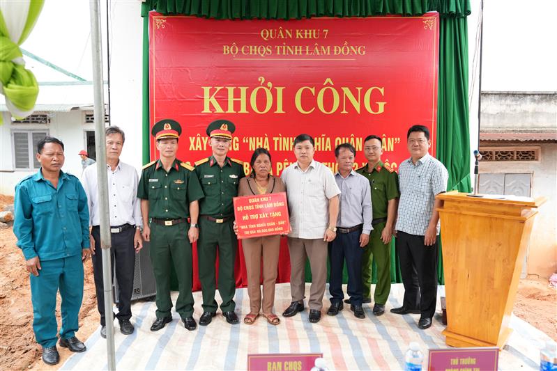 Bộ Chỉ huy Quân sự tỉnh Lâm Đồng trao tiền hỗ trợ xây nhà Tình nghĩa Quân - Dân cho gia đình bà Ka Pên