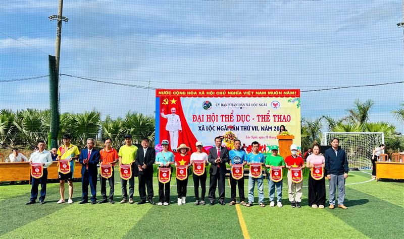 Tặng cờ lưu niệm cho các đoàn tham dự Đại hội