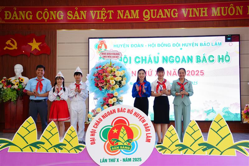 Lãnh đạo Tỉnh đoàn tặng hoa chúc mừng Đại hội