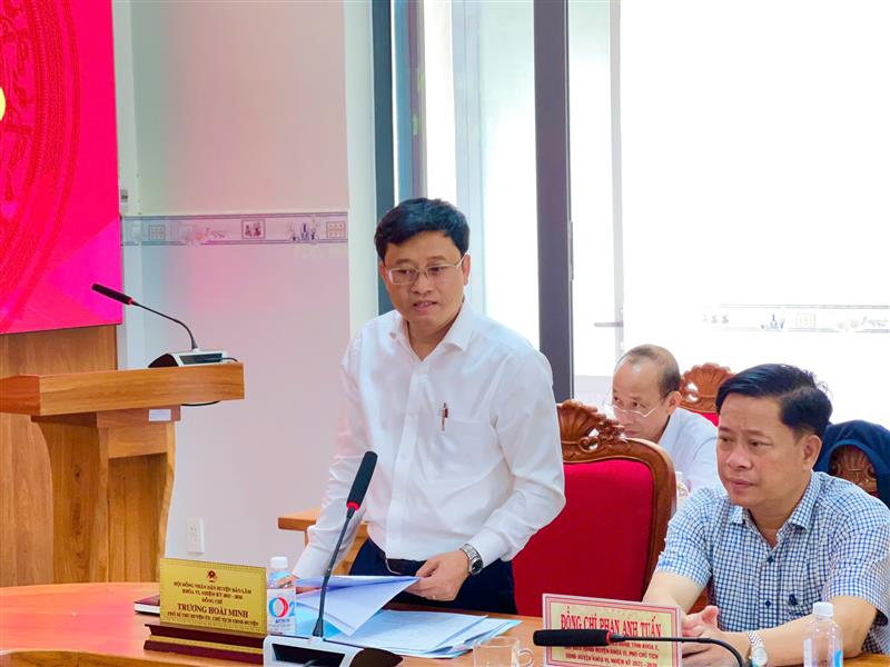 Ông Trương Hoài Minh - Phó Bí thư Huyện uỷ - Chủ tịch UBND huyện phát biểu tại kỳ họp