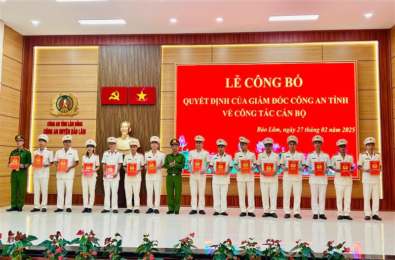 Thượng tá Đậu Xuân Bảo – Trưởng Công an huyện trao các quyết định điều động cho cán bộ Công an huyện